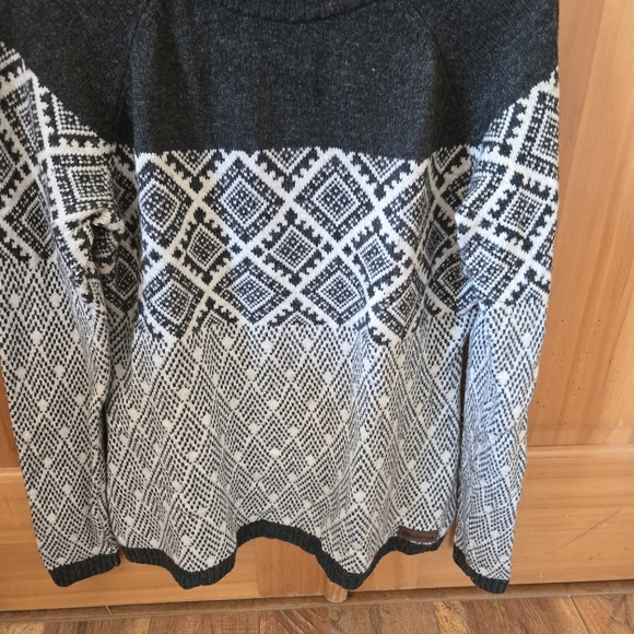Women's Amdo Crew Black and White Patterned Sweater By Sherpa. 22% Merino Wool - Picture 1 of 4